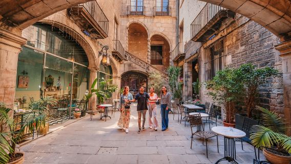 Barcelona: Helikopterflug, Bootsfahrt und Altstadt-Rundgang