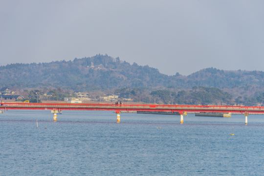 松島灣上的紅色福浦橋與對岸松林