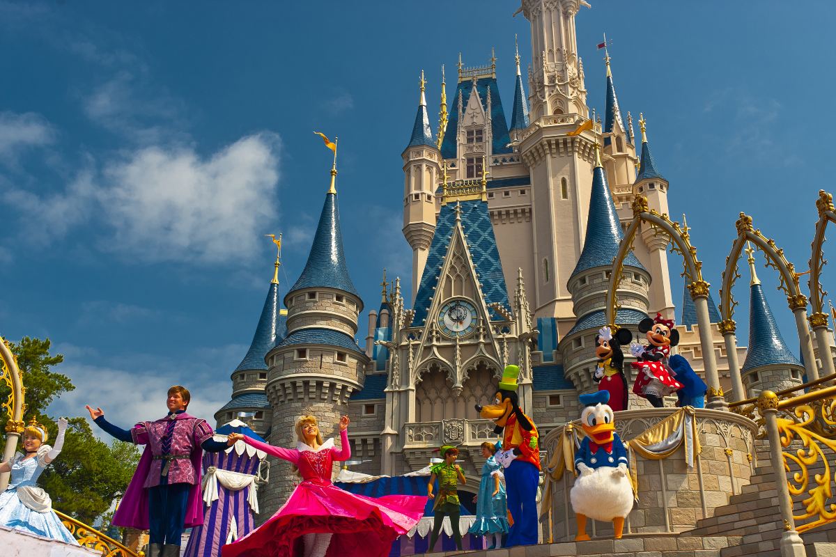 東京ディズニーランドのシンデレラ城とパレード