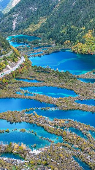 9D8N • Autumn-Winter Special: Chengdu + Zhangjiajie + Jiuzhaigou National Park + Huanglong National Scenic Area + Zhangjiajie National Forest Park + Fenghuang Ancient Town : Panda Doll Gift