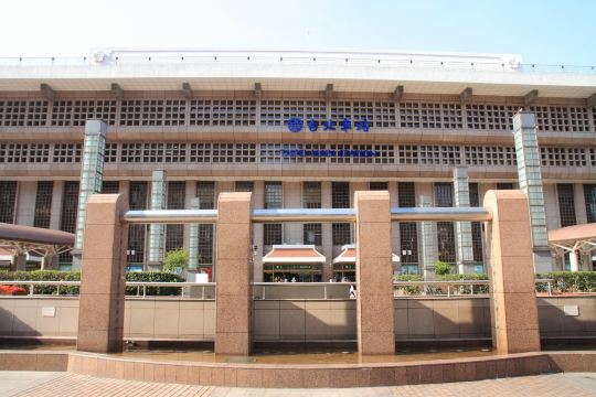 Taipei Main Station, the transport hub for Taipei hotels in the station district