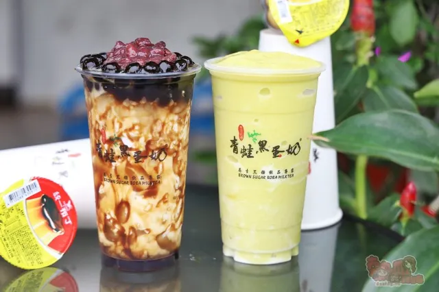 青蛙黑蛋奶的店面與招牌飲品