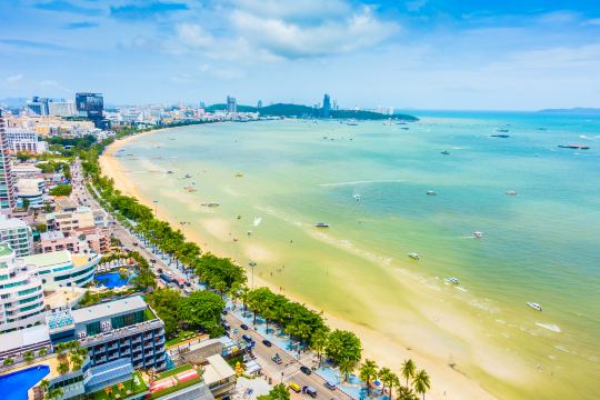 ภาพมุมสูงของอ่าวพัทยา เห็นแนวถนนเลียบหาดกับโรงแรมเรียงรายตลอดแนวอ่าว