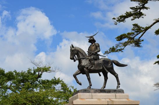 仙台城跡本丸跡的伊達政宗騎馬像與藍天