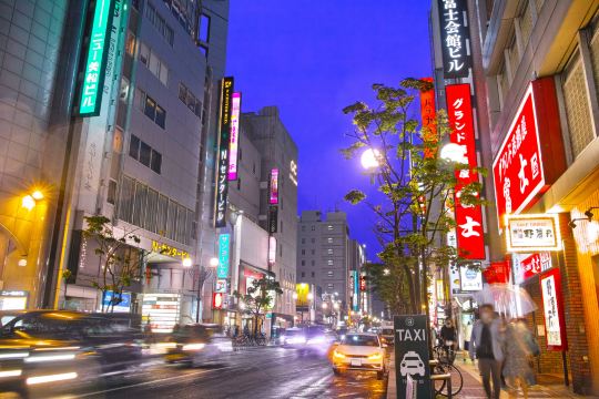 すすきのの歓楽街(夜)