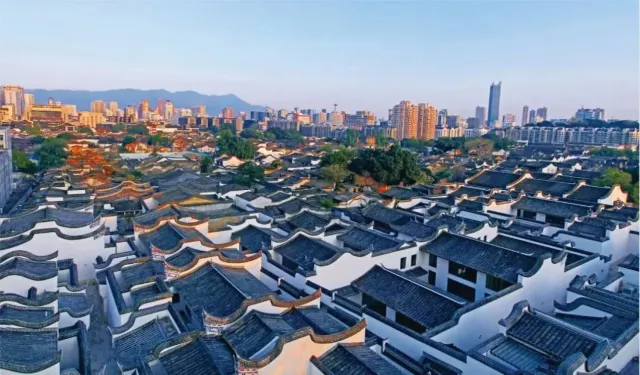 Three Lanes and Seven Alleys