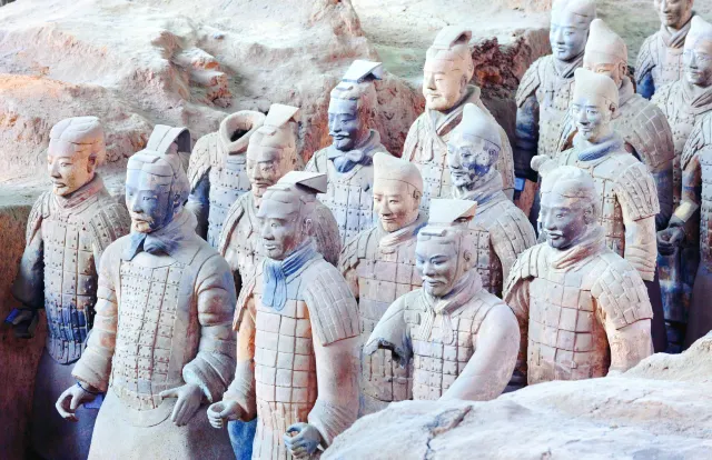 兵馬俑近距離特寫,可見陶俑的髮髻、鎧甲甲片與面容差異