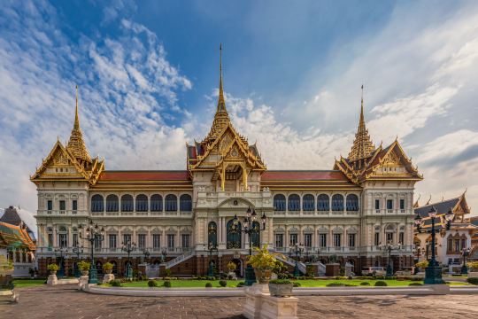 The Chakri Maha Prasat throne hall at the Grand Palace in Bangkok under a blue sky