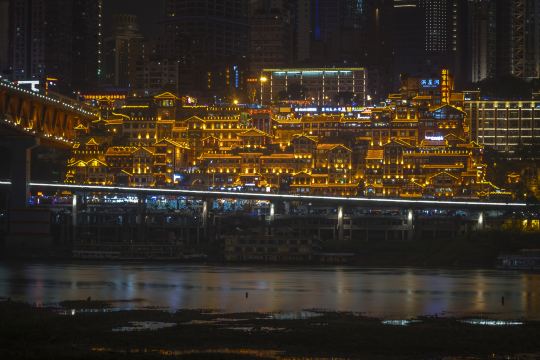 洪崖洞夜景,嘉陵江邊的吊腳樓群整排亮燈