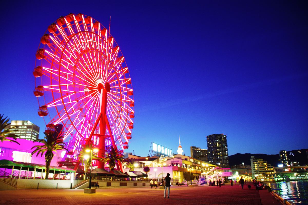 夜の神戸・三宮の街並み