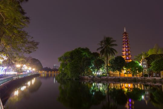 Tran Quoc Pagoda on West Lake, north of Hanoi hotels around the Giang Vo Convention Center