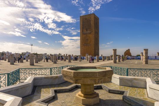 صومعة حسان خلف ساحة الأعمدة ونافورة حجرية في الرباط