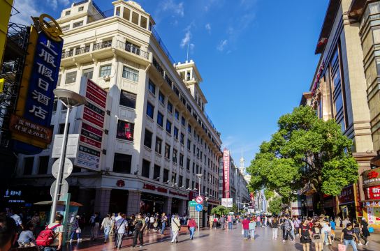 南京路步行街街景，兩側是商場與飯店招牌