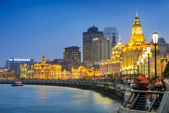 外灘黃浦江畔的歷史建築群與濱江步道，入夜後點燈