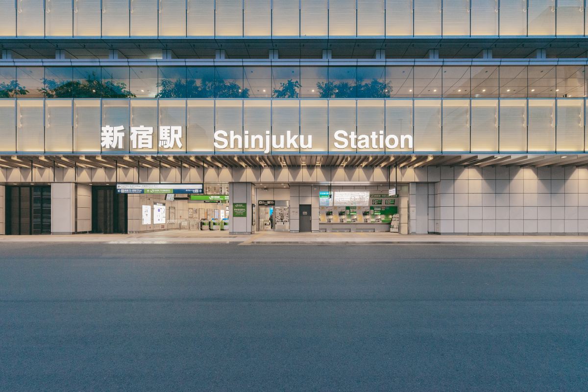 สถานีชินจูกุกับป้ายสถานีและทางออกฝั่งถนนในตอนเย็น