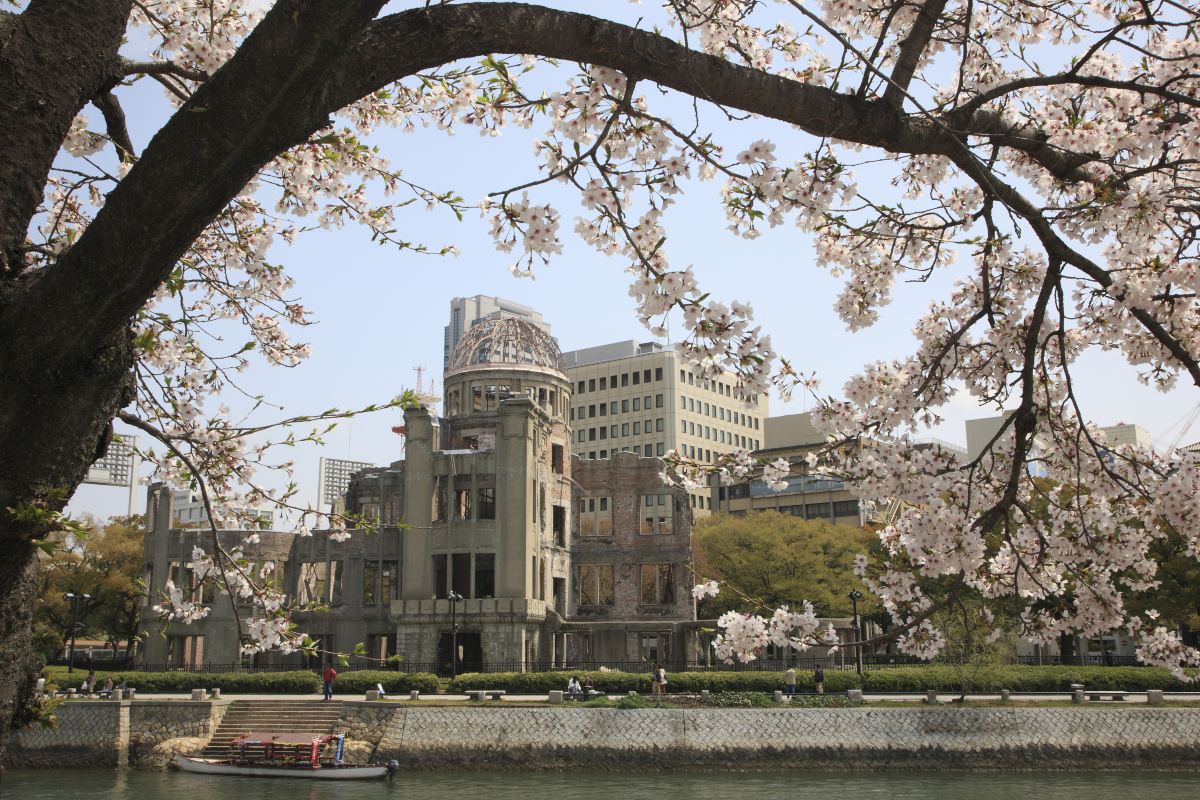 原爆ドームと桜