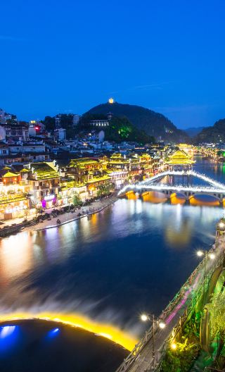 4D3N • Compact Zhangjiajie & Fenghuang Tour for Time-Tight Travelers: Avatar Mountains + Tianmen + Fenghuang + Furong - Licensed 7-14 Seat Business Vehicle & 5-Diamond Hotel