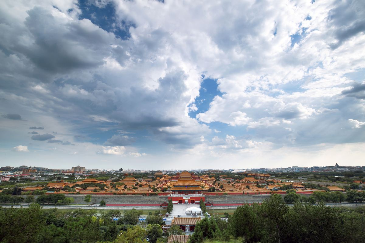 從景山俯瞰故宮中軸線與層層宮殿屋頂