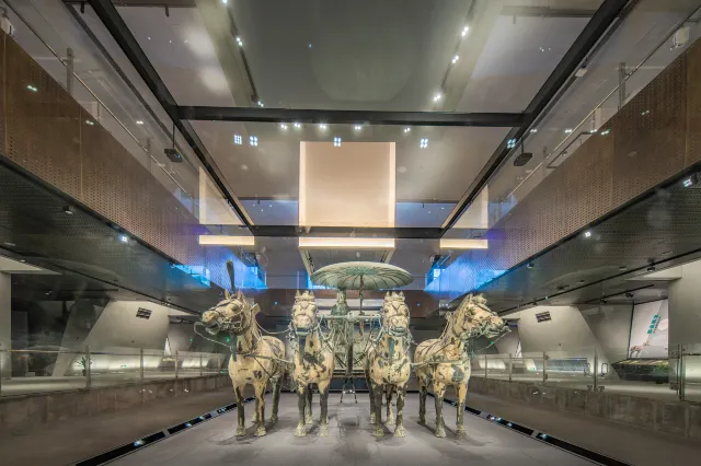 銅車馬博物館展廳內的四馬牽引彩繪銅車馬,車上有傘蓋與馭手