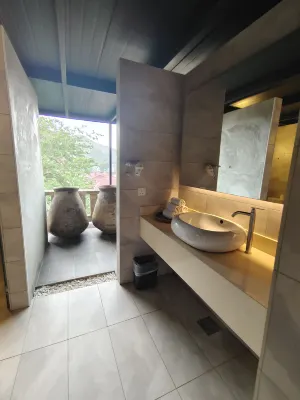 Lot 33 Boutique Hotel Rooms Photos