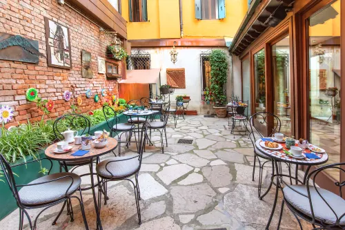 Hotel La Fenice et des Artistes Featured Photos