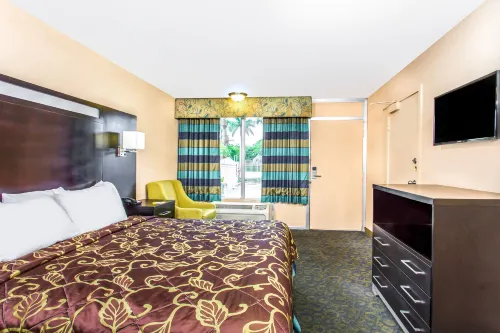 Days Inn by Wyndham Fort Lauderdale Airport Cruise Port Rooms Photos