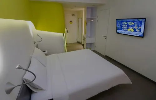 Yello Hotel Jemursari Kamar Photos