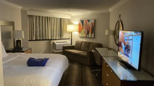 Crowne Plaza Edison Rooms Photos