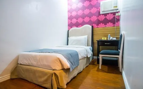 Queen Margarette Hotel - Downtown Rooms Photos