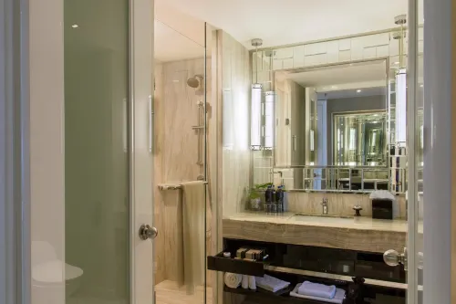 Hotel Ciputra World Surabaya managed by Swiss-Belhotel International  Kamar Photos