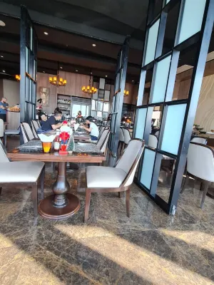 The Continent Hotel Sukhumvit Mahlzeiten Photos