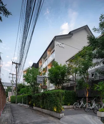 Por Thapae Gate Exterior Photos
