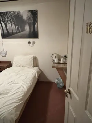Oakwood Bed and Breakfast Heathrow Rooms Photos