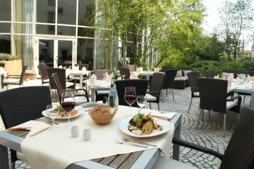 Wyndham Hannover Atrium Dining Photos