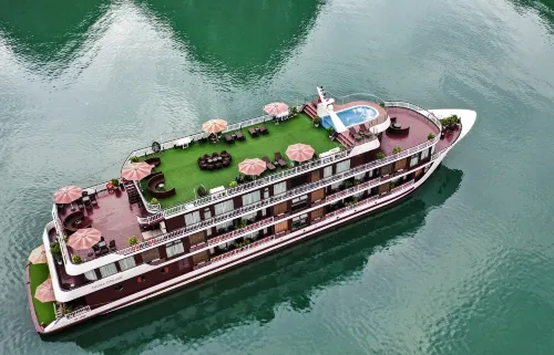 Dora Cruise Рядом с отелем Photos
