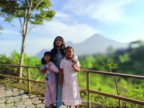 Royal Caravan Hotel & Outbound Trawas Photos