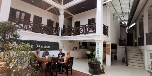 We House Guest House Area Publik Photos