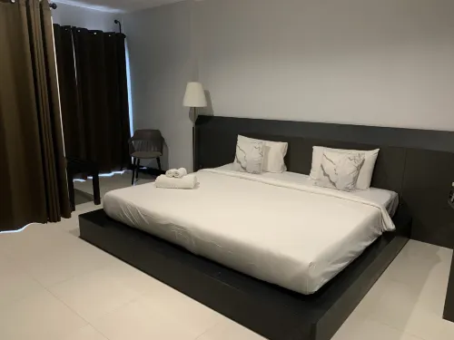 Well Timed Hotel Kamar Photos