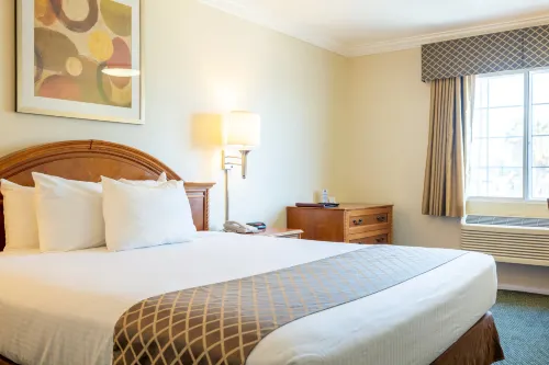 Days Inn by Wyndham Santa Monica Rooms Photos