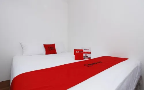 RedDoorz Plus Near Plaza Indonesia Rum Photos