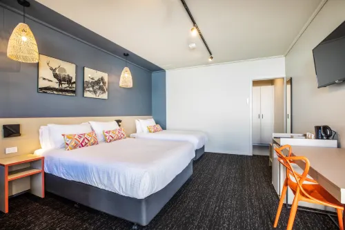 Nightcap at Monash Hotel Rooms Photos