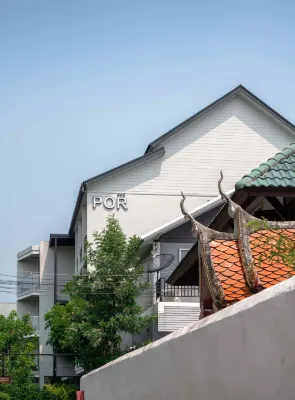 Por Thapae Gate Exterior Photos