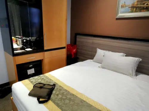 Hallmark View Hotel Zimmer Photos