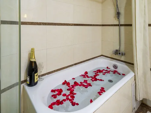 The Grand Tower Hotel Zimmer Photos