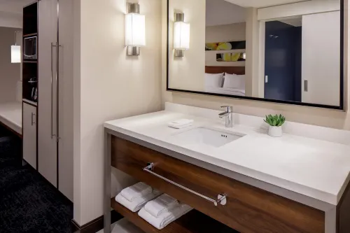 Hilton Garden Inn Waikiki Beach, Honolulu Rooms Photos