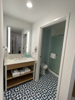 Universal’s Endless Summer Resort – Surfside Inn and Suites Rooms Photos