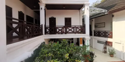 We House Guest House Area Publik Photos