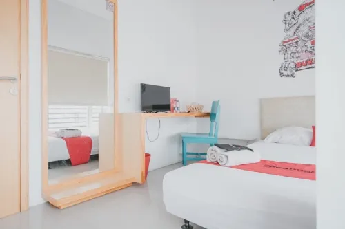 RedDoorz Plus @ Kapuk Business Park Kamar Photos
