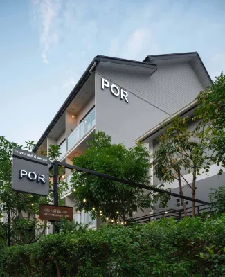 Por Thapae Gate Exterior Photos