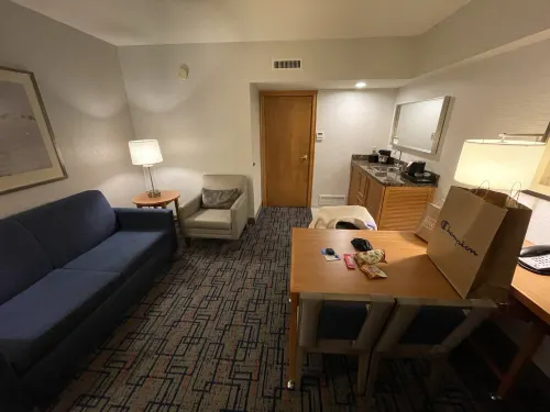 Embassy Suites by Hilton Chicago O'Hare Rosemont Rooms Photos